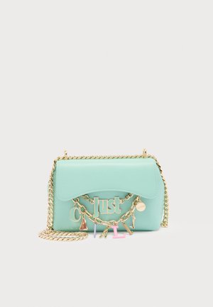 Sac bandoulière en cuir vert menthe avec une lanière chaîne dorée et des breloques lettres dorées colorées formant "Just Cavalli" sur le rabat avant.