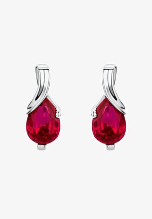 Pendientes de lágrima roja hechos de piedras facetadas, con un cierre de plata pulida de diseño curvado para añadir elegancia.