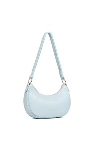 Borsa hobo in pelle azzurra chiara con forma curvata, dettagli in metallo dorato e una tracolla sottile. Presenta una chiusura con zip superiore e una texture liscia.
