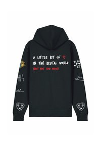 Čierna mikina s kapucňou s rôznymi farebnými potlačami vrátane motívov slnka a srdca, s textom na chrbte a rukávoch.