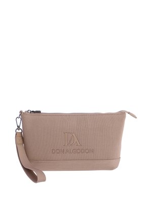 Clutch de muñeca texturizada beige con cierre de cremallera y correa desmontable, con el logo en relieve "DA DON ALGODON" en la parte delantera.
