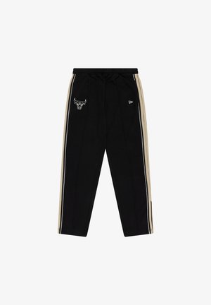 Mustad must riided beežide külglintidega, millel on tikitud pulli logo ja New Era silt vööl. Pehme, elastne materjal.