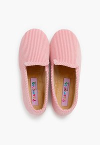 Des chaussures à enfiler en velours côtelé rose, avec une surface texturée, un bout arrondi et une doublure douce. Comprend une étiquette colorée à l'intérieur.