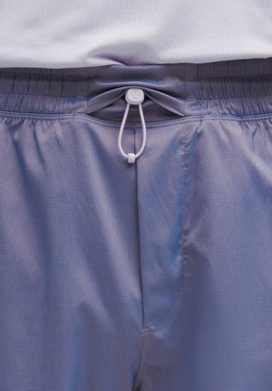 Şorturi atletice de culoare mov deschis, cu un model texturat, talie elastică și șnur ajustabil pentru o potrivire perfectă.