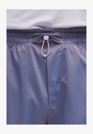 Jasnofioletowe szorty sportowe z teksturowanym wzorem, elastycznym pasem i regulowanym sznurkiem do dopasowania.