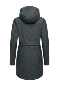 Tmavosivá, po kolená siahajúca parka s kapucňou, vybavená stiahnutým pásom, dlhými rukávmi a hladkou, odolnou textúrou látky.