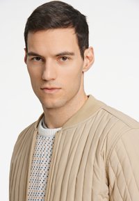 Lindbergh VERTICAL QUILTED JACKET - Chaqueta de entretiempo - dk sand