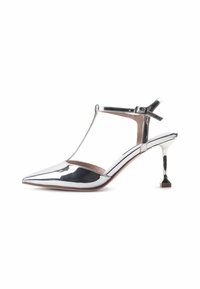 Metallisch silberner High-Heel-Schuh mit spitzem Zehenbereich, T-Riemen-Design und einzigartigem quadratischem Absatz. Glatte Oberfläche mit minimaler Verzierung.