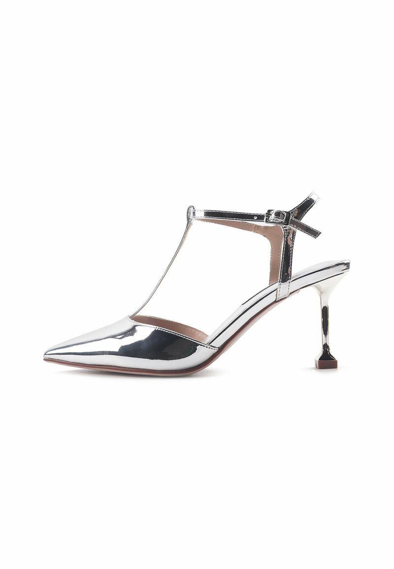 Metallisch silberner High-Heel-Schuh mit spitzem Zehenbereich, T-Riemen-Design und einzigartigem quadratischem Absatz. Glatte Oberfläche mit minimaler Verzierung.