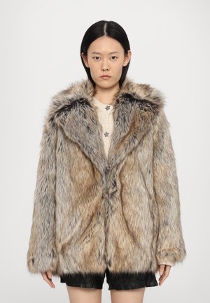Faux-Fur-Mantel in Brauntönen und Grau mit einer weichen, plüschigen Textur. Er verfügt über einen breiten Kragen und eine lockere, oversized Passform.