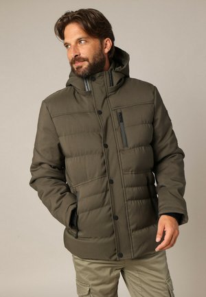 Veste isolée vert olive avec capuche, poche poitrine zippée, boutons-pression et motif matelassé sur le corps et les manches.