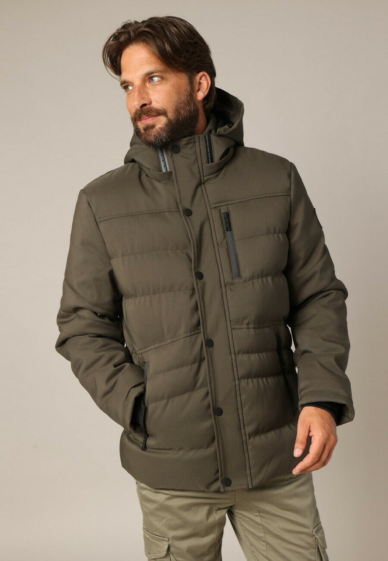 Olijfgroene geïsoleerde jas met een capuchon, ritszak op de borst, drukknoopsluiting en een gewatteerd patroon op het lijf en de mouwen.