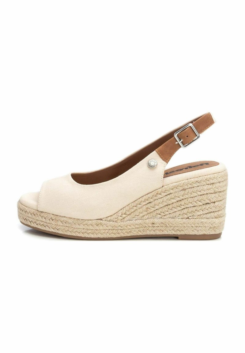 Sandali con zeppa beige in tela, con punta aperta e una piattaforma avvolta in juta. Presentano una fascia alla caviglia regolabile marrone e un dettaglio a bottone.