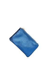 Bolsita de cuero azul con superficie texturizada, cierre con cremallera y un borde negro contrastante. Forma rectangular compacta para un fácil almacenamiento.