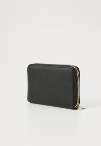 Portefeuille en cuir noir avec une surface texturée, fermeture zippée et finitions en métal doré. Forme rectangulaire compacte avec des lignes épurées.