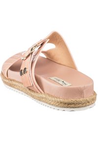 Roze faux leren slide sandaal met krokodillentextuur, brede banden, gouden gesp en met jute omhulde zool. Heeft een platformontwerp.