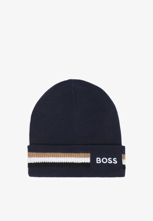 Granatowa dzianinowa czapka z odwiniętym mankietem z poziomymi beżowymi, białymi i czarnymi paskami oraz białym haftowanym napisem "BOSS" na mankiecie.
