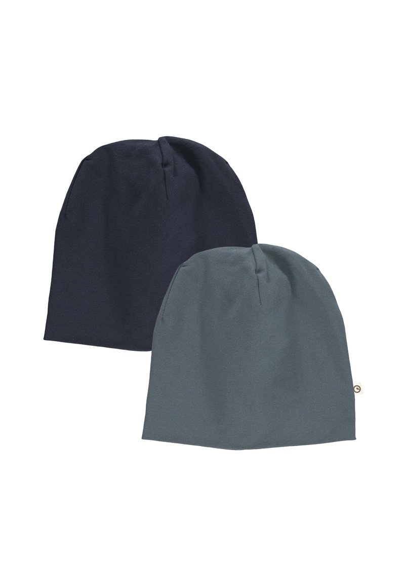 Dvoje čepic: jedna tmavě námořnická, druhá tlumeně modrozelená. Vyrobeny z měkké, elastické tkaniny s hladkou strukturou a malou logovou etiketou na modrozelené čepici.