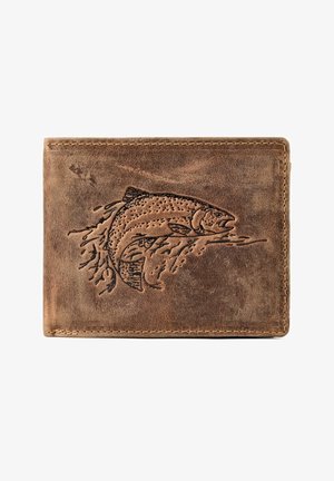 Cartera de cuero marrón con diseño en relieve de un pez saltando y salpicaduras de agua en la cubierta frontal.