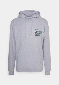 Harmaa huppari, joka on valmistettu pehmeästä kankaasta. Hupparissa on etutasku ja tummanvihreällä painettu "NY CONCEPT SPORTS CLUB" rintakehässä.