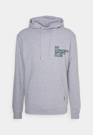 Szara bluza z kapturem, wykonana z miękkiego materiału, z przednią kieszenią i nadrukiem "NY CONCEPT SPORTS CLUB" w ciemnozielonym kolorze na klatce piersiowej.