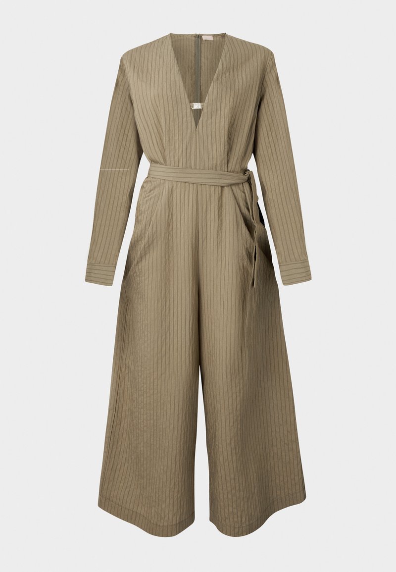 Khaki-farbenes Overall mit langen Ärmeln, tiefem V-Ausschnitt, plissierter Textur, tailliertem Schnitt durch einen Bindegürtel und weit geschnittenen Hosenbeinen.