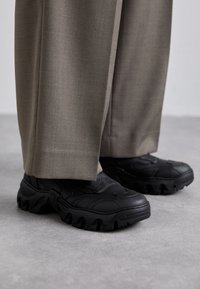 BOCCACCIO II UNISEX - Sapatos casuais com atacadores - black
