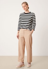 s.Oliver BLACK LABEL REGULAR WIDE LEG - Stoffhose - sandstein