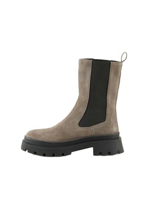 Botină din suede gri cu panouri laterale elastice negre, talpă groasă din cauciuc și o bucată de ajutor în spate pentru o purtare ușoară.