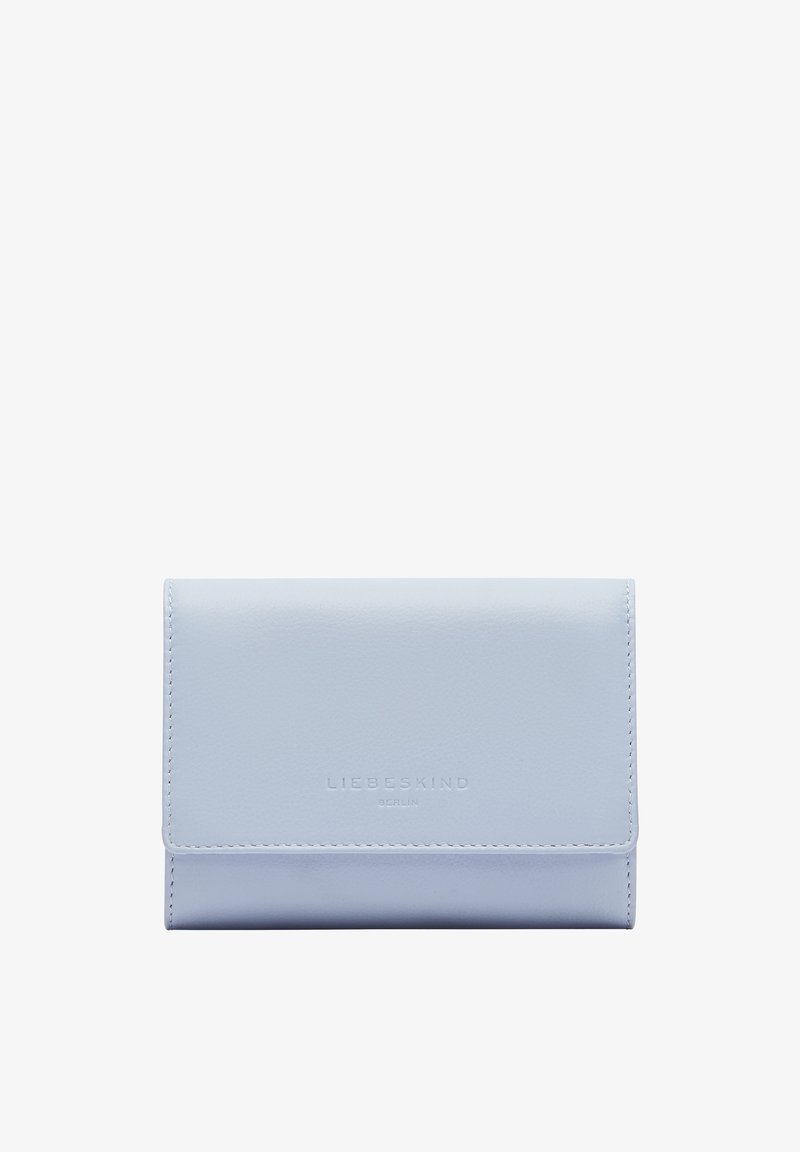 Jasnoniebieski skórzany portfel o gładkiej teksturze, z zapięciem na klapkę i wytłoczonym logo na przedzie. Prosta i kompaktowa forma.