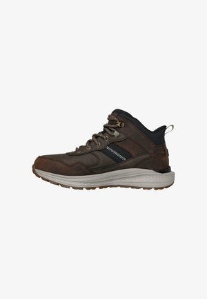 Stivale da trekking in pelle marrone con accenti in nylon nero, suola grigia imbottita, lacci tondi e una piccola linguetta sul retro.