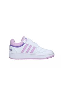 Sneaker atletico bianco con accenti viola e strisce rosa, caratterizzato da una tomaia in pelle liscia, strap in velcro e suola in gomma.