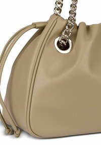 Borsa a tracolla in pelle beige morbida con forma arrotondata, design arricciato, dettagli in metallo argentato e una tracolla a catena spessa.