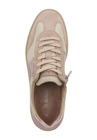 Beige Turnschuh mit Wildleder- und Mesh-Materialien, runder Zehenpartie, Schnürdesign, rosa Akzenten und seitlichem Reißverschluss für einen einfachen Zugang. Größe 38.