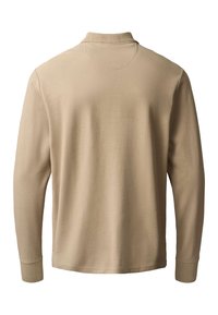 Beżowa koszulka polo z długim rękawem, widziana od tyłu, z prążkowanym kołnierzykiem i mankietami na jednolitym białym tle.