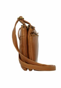 Borsa a tracolla in pelle tan con doppie tasche, design piatto, tracolla regolabile e chiusure a zip. Texture liscia con cuciture sottili.