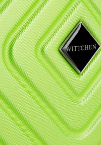 Zielona walizka z teksturą w wzór chevron, z czarnym diamentowym logo marki "WITTCHEN" na powierzchni.