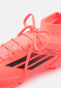 adidas Performance F50 LEAGUE MID FG/MG - Jalkapallokengät kiinteälle alustalle - turbo/aurora black/platin metallic