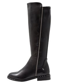 Stivale nero in pelle fino al ginocchio con finitura liscia, dettagli borchiati lungo il lato e tacco basso a blocco per stabilità.