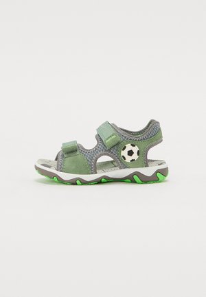 Sandales pour enfants vertes et grises avec des sangles ajustables, accent de ballon de football et semelle en caoutchouc texturée. Possède un design ouvert et une finition à motifs.