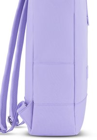 Lila hátizsák, amely tartós, texturált külsővel rendelkezik. Párnázott vállpántokkal és oldalsó zsebbel rendelkezik a tárolás érdekében.