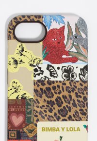Funda de teléfono que presenta un collage de patrones: estampado de leopardo, diseños florales e ilustraciones de animales, con una paleta de colores en amarillo y tonos neutros.