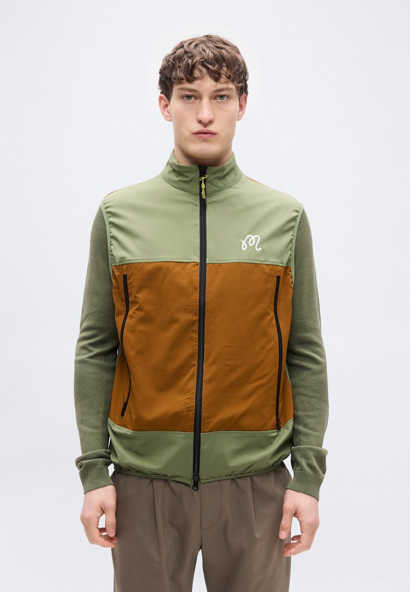 Ανδρικό μπουφάν με φερμουάρ σε πράσινο και καφέ, με σχεδίαση αντιθετικών πάνελ, λείο υλικό, ψηλό γιακά και κεντημένο λογότυπο στο στήθος.
