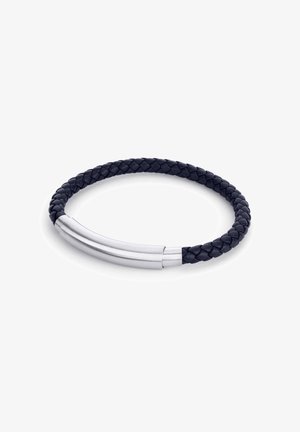 Zwarte gevlochten leren armband met een gepolijste zilveren metalen accent in een gebogen vorm, die een gladde textuur en een elegant ontwerp biedt.