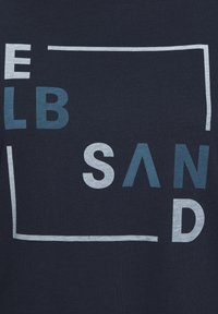 Navyblaues T-Shirt mit grafischem Text in Hellgrau und Teal. Der Text ist innerhalb eines rechteckigen Rahmens angeordnet und schafft so ein modernes Design.