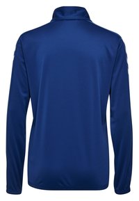 Dlouhý rukáv sportovního topu v modré barvě, s vysokým límcem a kontrastními bílými akcenty na ramenou. Hladká, lehká tkanina.