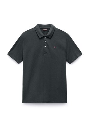 Ciemnoszara koszulka polo z krótkim rękawem, z trzema białymi guzikami i małym czerwono-białym emblem emblematu flagi na lewej piersi.