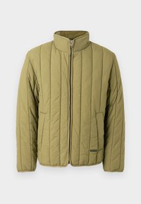 Casaco acolchoado verde-oliva com gola alta, fecho de correr frontal e bolso lateral; apresenta costura horizontal e um logótipo discreto da marca.