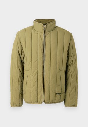 Χακί πρασινωπό καπιτονέ μπουφάν με ψηλό γιακά, εμπρόσθιο φερμουάρ και πλαϊνή τσέπη· διαθέτει οριζόντιες ραφές και διακριτικό λογότυπο της μάρκας.