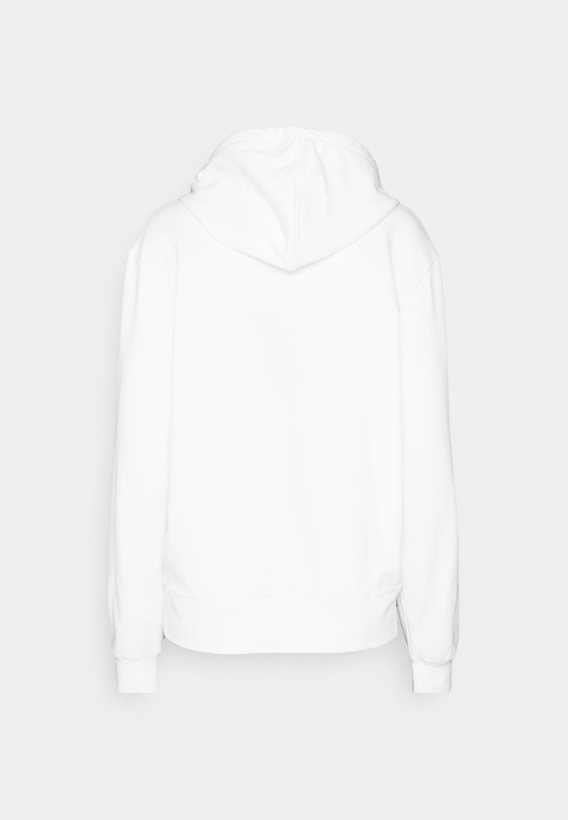 Biała bluza z kapturem, wykonana z bawełny, luźny krój, ściągacze przy mankietach i u dołu, miękka w dotyku, bez widocznych wzorów ani elementów metalowych.